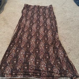 Maxi skirt with both leg mid-lower thigh slit.